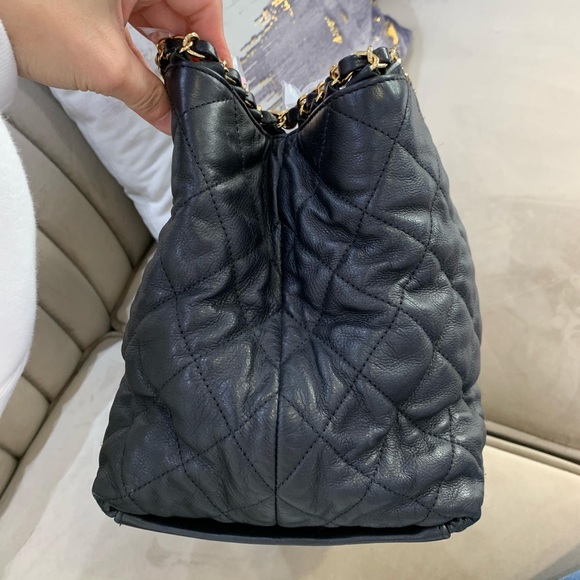 💓Sold💓Chanel tote with chain around - medium - Picture 2 of 9